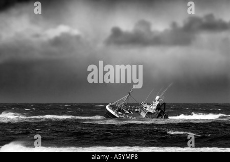 Relitto di Banff nave da pesca BF 380 agguato su rocce in mari tempestosi a Cairnbulg Point Fraserburgh, Scozia nord-orientale. Foto Stock