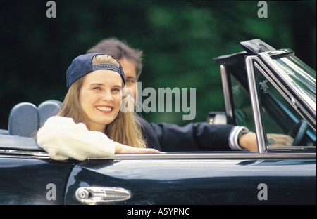 Giovane seduto in auto convertibili Foto Stock