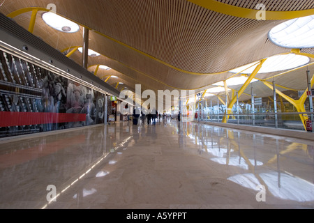 Dall'aeroporto Barajas di Madrid, Aeroporto Madrid interna terminale 4S progettata da Antonio Lamela e Richard Rogers Foto Stock