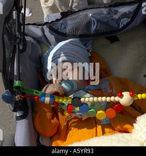 Il bambino dorme in carrozzina Foto Stock