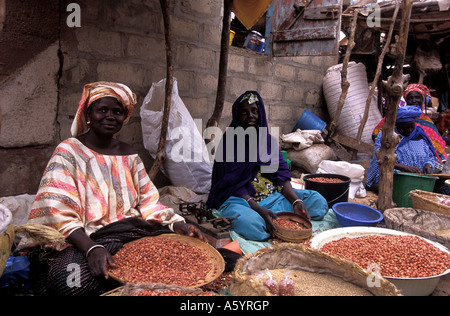 Donne senegalesi arachidi di vendita in un mercato all'aperto nei pressi di Dakar in Senegal Foto Stock