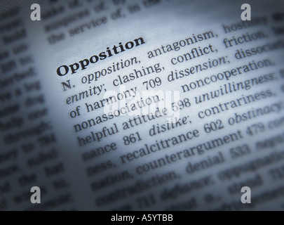 Il thesaurus di pagina che mostra la definizione della parola opposizione Foto Stock