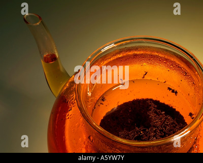 Il tè in una teiera glasware Foto Stock