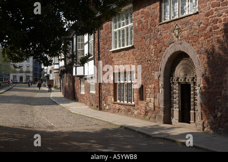 ELIZABETHAN tradizionali edifici in mattoni vicino Cattedrale di Exeter Devon England Foto Stock