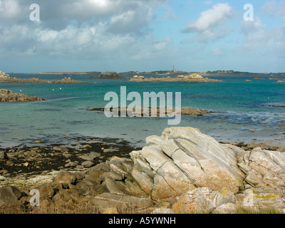 Costa sassosa in Santec vicino da Roscoff in Finisterre Bretagna Francia Ile de Batz in background Foto Stock