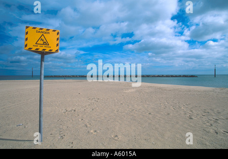Cartelli di avvertimento di scogli sulla spiaggia sul mare palling norfolk East Anglia England Regno Unito Foto Stock