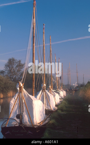 Copertura a telone utilizzato come tenda in legno tradizionali barche a vela sul fiume ant a come hill norfolk East Anglia England Regno Unito Foto Stock