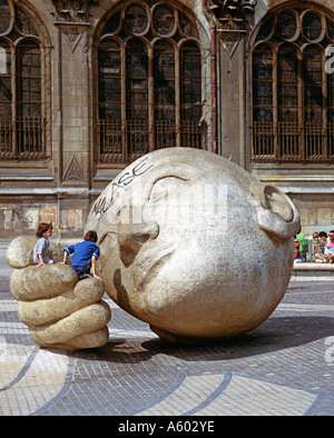 Testa gigantesca scultura al di fuori della chiesa di st.Eustache Les Halles Centro Pompidou di Parigi Francia Europa Foto Stock