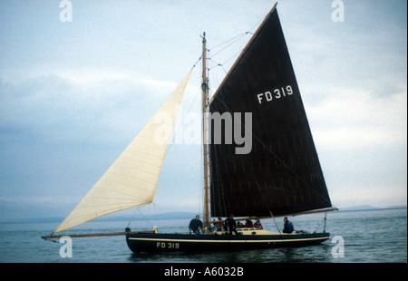 'Morecambe Bay Prawner' Laura si sta spostando verso il basso il canale del fiume Wyre estuary a Fleetwood Lancashire England Regno Unito Foto Stock