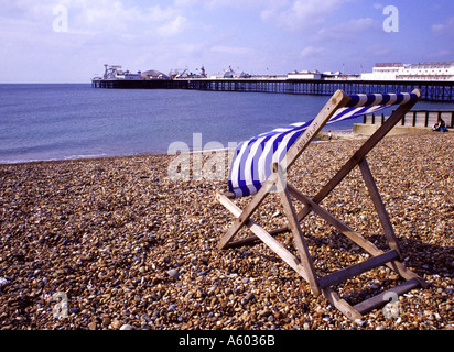 Sdraio sulla spiaggia di Brighton di fronte al molo di Brighton SUSSEX REGNO UNITO Foto Stock