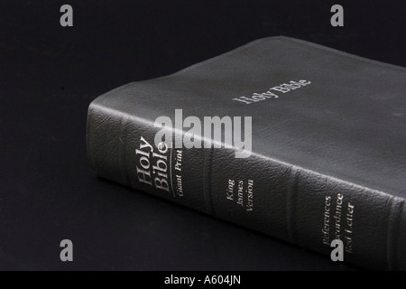 La Santa Bibbia mostra libro della colonna vertebrale con il titolo e le informazioni sulla versione in nero bacground Foto Stock