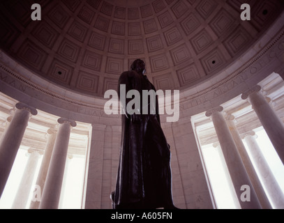 Statua di Thomas Jefferson, autore della dichiarazione di indipendenza americana, sorge entro il Jefferson Memorial Foto Stock