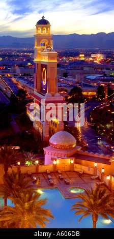 Bellagio come visto da di Aladdin al crepuscolo in Las Vegas Foto Stock