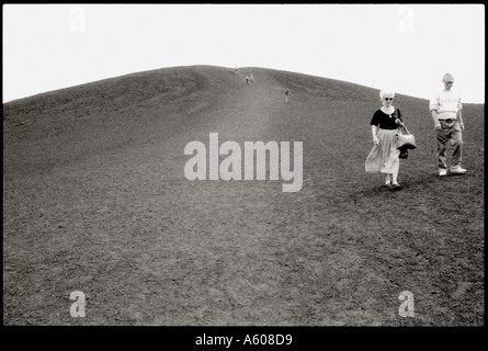 Paio di persone mature a piedi nel campo Foto Stock