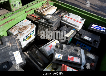 Pile di batterie usate pronte per il riciclaggio a un deposito di Black Country West Midlands England Regno Unito Foto Stock