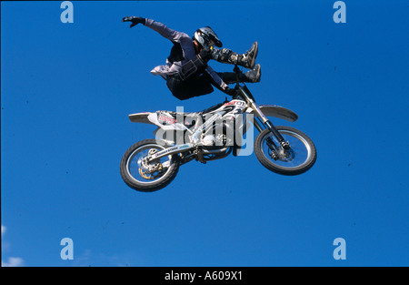 Basso angolo vista del driver di motocross nella metà di salto in aria Foto Stock