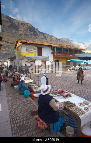 Giorno di mercato nella piazza di Pisac Valle Sacra nr Cusco Peru Foto Stock