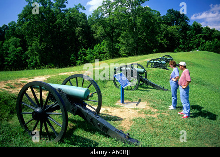 I turisti guardano cannoni a Vicksburg National Military Park e campo di battaglia in Mississippi Foto Stock