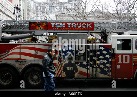 Incendio di camion con dipinto di bandiera americana in memoria del World Trade Center di attacchi, New York, Stati Uniti d'America. Foto Stock