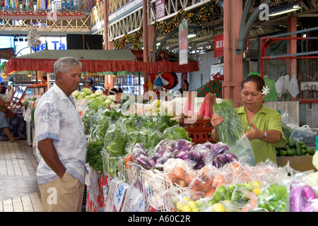 Prodotti freschi vengano venduti al mercato comunale di Papeete sull'isola di Tahiti Foto Stock