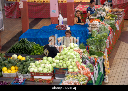 Prodotti freschi vengano venduti al mercato comunale di Papeete sull'isola di Tahiti Foto Stock