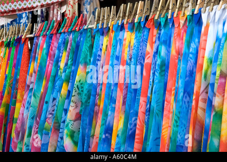 Colorati avvolge pareu essendo venduto in un mercato di Papeete sull'isola di Tahiti Foto Stock