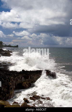 Onde infrangersi sulle rocce dell'isola di Tahiti Foto Stock