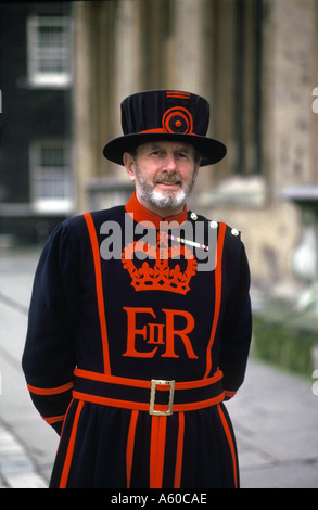 Inghilterra guardia in uniforme tradizionale a Torre di Londra Foto Stock