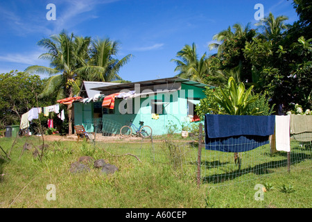 Una casa con biancheria stesa ad asciugare sull'Isola di Moorea Foto Stock