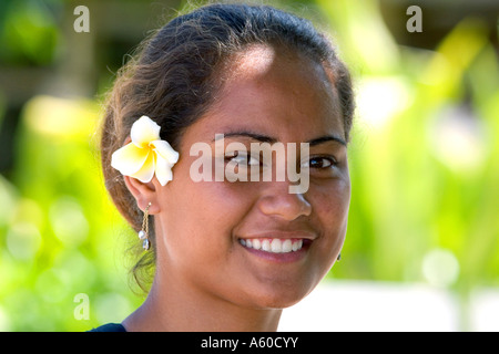 Il tahitiano donna che indossa un plumeria fiore nei suoi capelli sull'Isola di Moorea Foto Stock