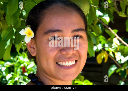 Il tahitiano donna che indossa un plumeria fiore nei suoi capelli sull'Isola di Moorea Foto Stock