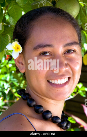 Il tahitiano donna che indossa un plumeria fiore nei suoi capelli sull'Isola di Moorea Foto Stock