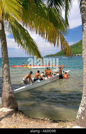 Tahitiani partecipare in una canoa outrigger pirogue gara sull'Isola di Moorea Foto Stock