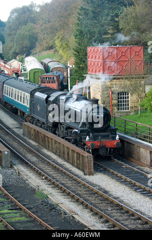 Il vapore Loco 45212 sul ponte Foto Stock