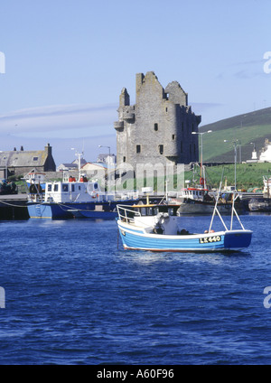 Dh Scalloway Castle CESENATICO barche da pesca e il castello di Scalloway barca castelli island harbour Scozia Scotland Foto Stock