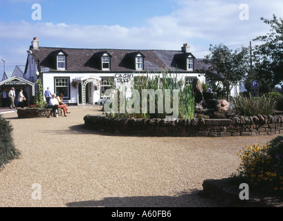 Dh Vecchia Fucina Centro Visita Gretna Green Dumfries Fontana laghetto statua femminile fabbro matrimonio matrimonio negozi turistici Foto Stock