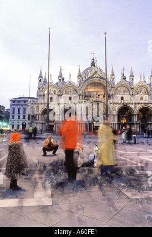 Venezia Italia, Place St Mark 'San Marco' con famiglia turistico alimentare Piccioni in inverno il Natale Foto Stock