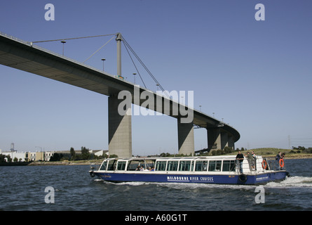 Tour in barca sotto il ponte Westgate Bridge a Melbourne, Australia. Foto Stock