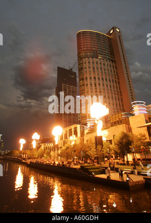 Intossicare le fiamme illuminano davanti alla Crown Towers Hotel e complesso di casino a Melbourne, Australia. Foto Stock