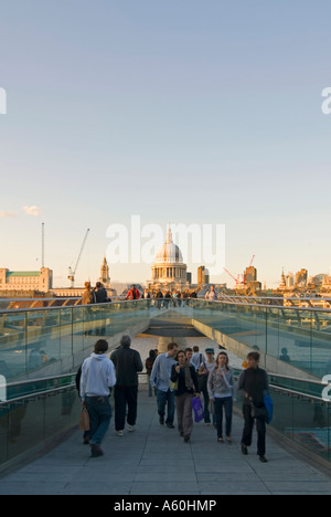 Suddivisione verticale una prospettiva a livello di Millennium Bridge verso la Cattedrale di St Paul e al tramonto su una soleggiata sera. Foto Stock