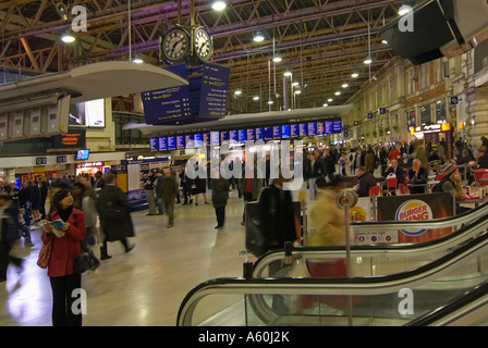 Interni orizzontali ampio angolo della stazione ferroviaria di Waterloo il concourse occupato in ora di punta. Foto Stock