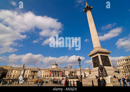 In orizzontale ampia angolazione di Trafalgar Square, Nelson la colonna e la Galleria Nazionale in una giornata di sole. Foto Stock