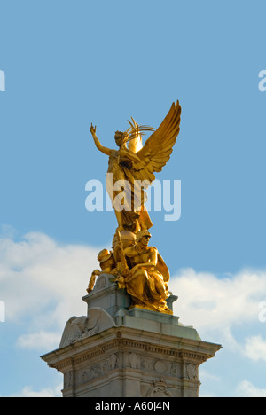 Verticale fino in prossimità della statua d'oro di Vittoria, il culmine della regina Victoria Memorial sul Mall in una giornata di sole. Foto Stock