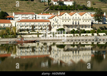 Vista di Pinhão e il Vintage House Hotel Foto Stock