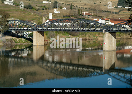 Ponte sul fiume Douro a Pinhão Foto Stock