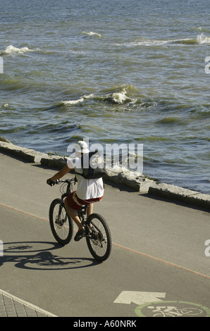 In bicicletta sul Seawall promenade di Stanley Park, Vancouver, Canada Foto Stock