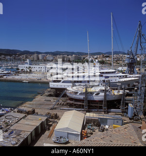 Barca attività di manutenzione nel porto di Palma di Maiorca Isole Baleari Spagna 27 Aprile 2004 Foto Stock