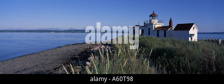 Punto ad ovest della stazione di luce sul Puget Sound con la Olympic Mountain Range in background Seattle Washington STATI UNITI D'AMERICA Foto Stock