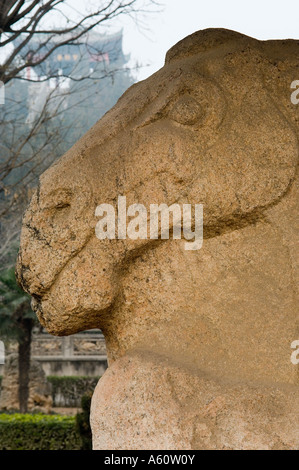 Mausoleo Maoling vicino a Xian, Provincia di Shaanxi, Cina. Antica scultura in pietra del cavallo al galoppo date dalla dinastia Han occidentali Foto Stock