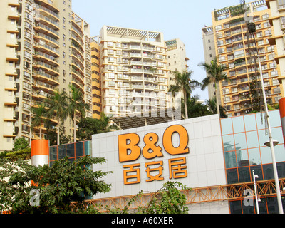 Shenzhen city center. B&Q B & B Q e Q home improvement DIY store nella parte anteriore del blocco di appartamenti case, nella provincia di Guangdong in Cina Foto Stock